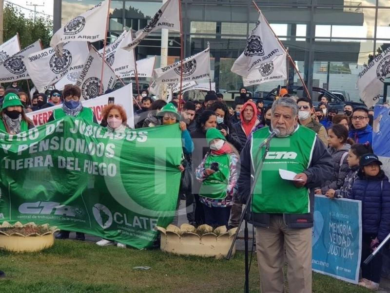 Atilio Aguirre, ex dirigente de ATE y actual integrante del Centro de Jubilados de la misma entidad sindical estatal fue uno de los oradores en el acto desarrollado en el Espacio para la Memoria en Ro Grande. 