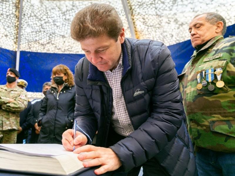 Como deca el querido Padre Zink, el que dice la verdad no grita. Nosotros los argentinos no gritamos, porque decimos la verdad. Las Malvinas fueron, son y sern argentinas y fueguinas, remarc Gustavo Melella.