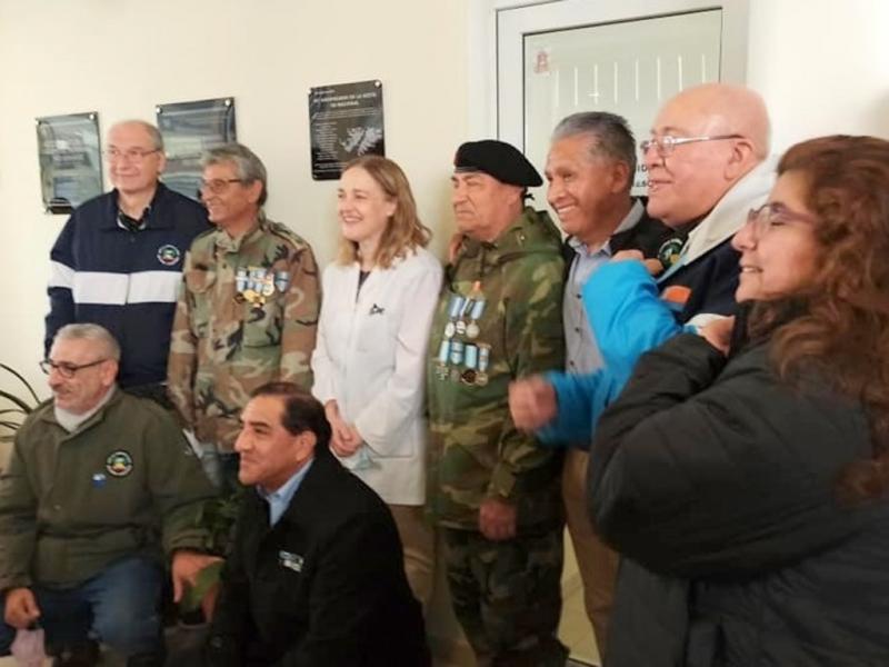 Gracias a nuestros Veteranos por la valenta, por defender nuestra bandera, y por la vocacin de servicio en esta institucin, se destaca en un los prrafos de placa que se descubri en el Hospital de Ro Grande. 