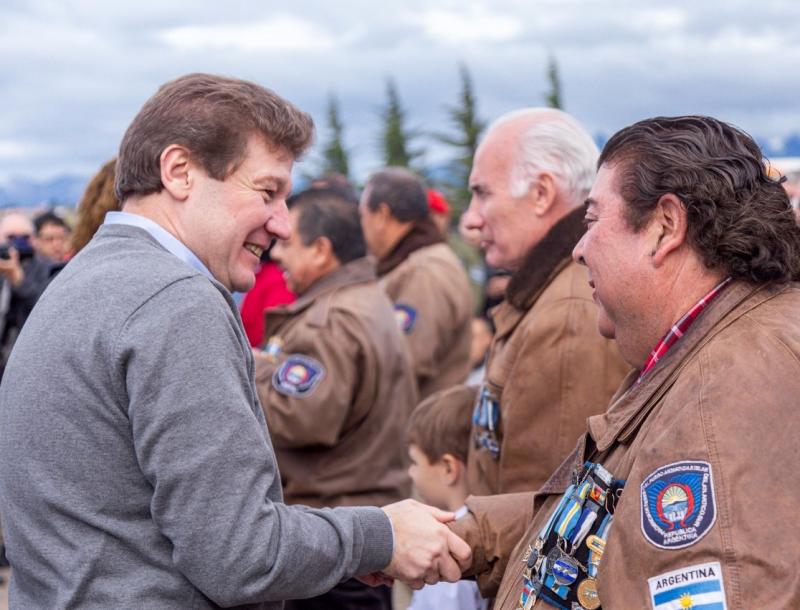 El reconocimiento a nuestro veteranos y veteranas, a los que estn ac, a los que dieron su vida en las Islas, y a los que han partido, y estn representados por su familias, coment el Gobernador Gustavo Melella.