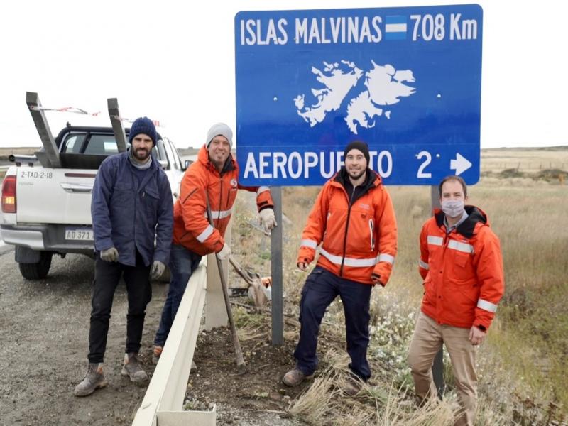 La accin consisti en colocar carteles en sectores de distintas rutas nacionales que se encuentran prximos a aeropuertos, marcando la distancia hacia estos ltimos y hacia las Islas Malvinas.