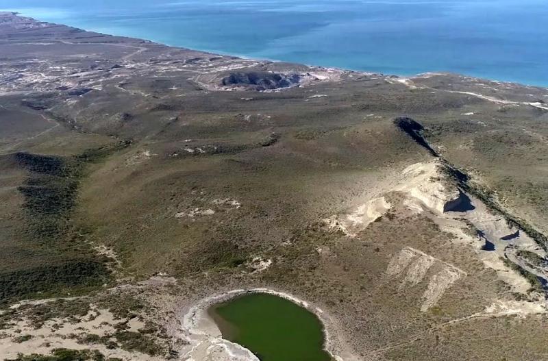 Patrullas terrestres motorizadas de Defensa Civil del Chubut y del Ejrcito Argentino recorren el sector de Pico Salamanca y Baha Bustamante, segn se inform. 