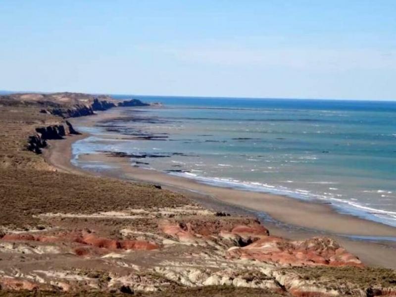 A pesar de que el lunes la Empresa Argentina de Navegacin Area suspendi actividades para ubicar la avioneta desaparecida, Defensa Civil de Chubut sigue con los rastrillajes.