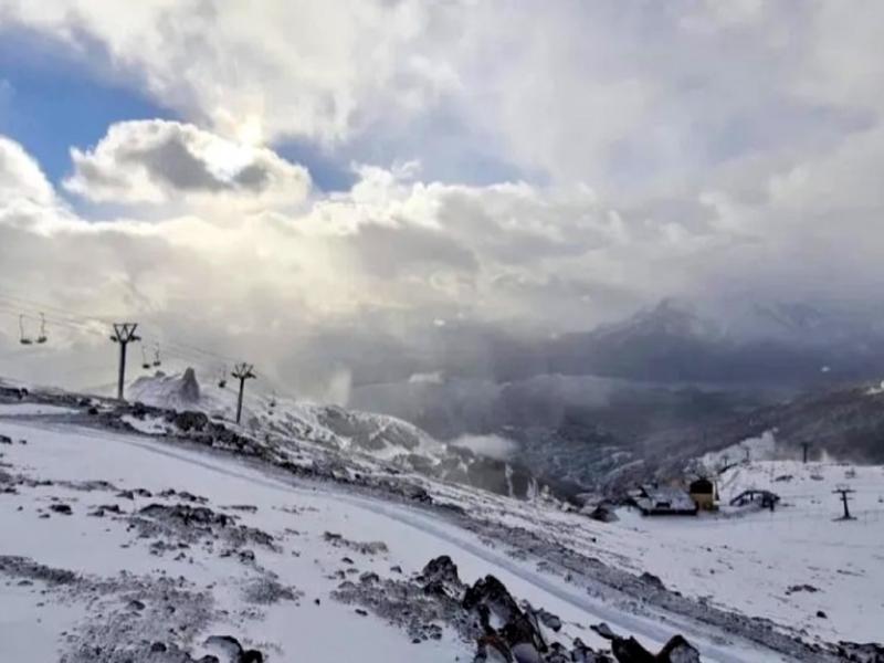 El frente fro que ingres a la provincia de Neuqun trajo nevadas y fuertes vientos en varias localidades durante las ltimas horas. Hay tres rutas provinciales cerradas. 