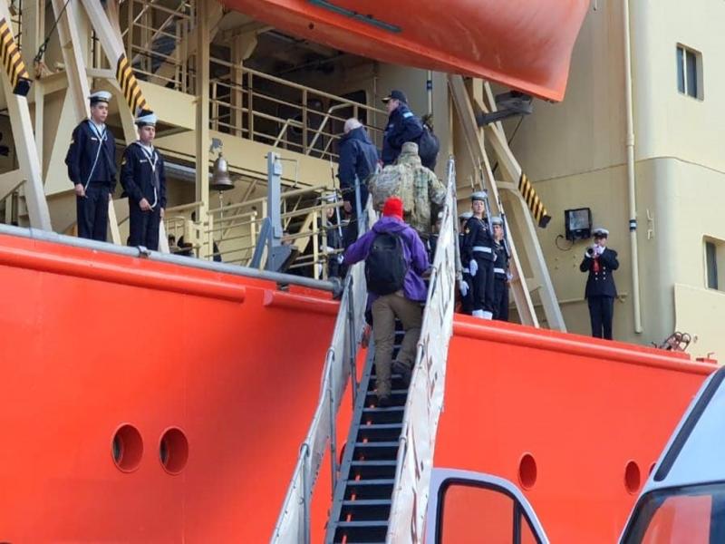 La comitiva de veteranos, militares y funcionarios encabezada por el Ministro de Defensa, Jorge Taiana, embarcó en el rompehielos “Almirante Irizar” el domingo pasadas las 15 en la ciudad fueguina de Ushuaia. 