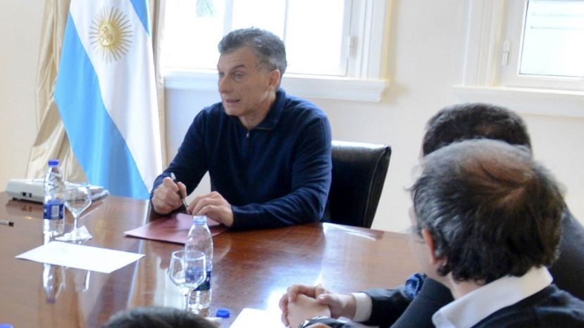 El Presidente Mauricio Macri recibi en su despacho de la Rosada al Gobernador de Neuqun, Omar Gutierrez, y al de Ro Negro, Alberto Weretilneck.