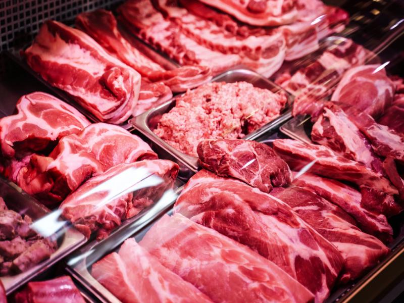 El consumo de carne vacuna en 2021 fue el más bajo de los últimos 100 años, según detalló la Bolsa de Comercio de Rosario. La tradicional ingesta de carne bovina ha reducido su peso en las dietas de los argentinos.