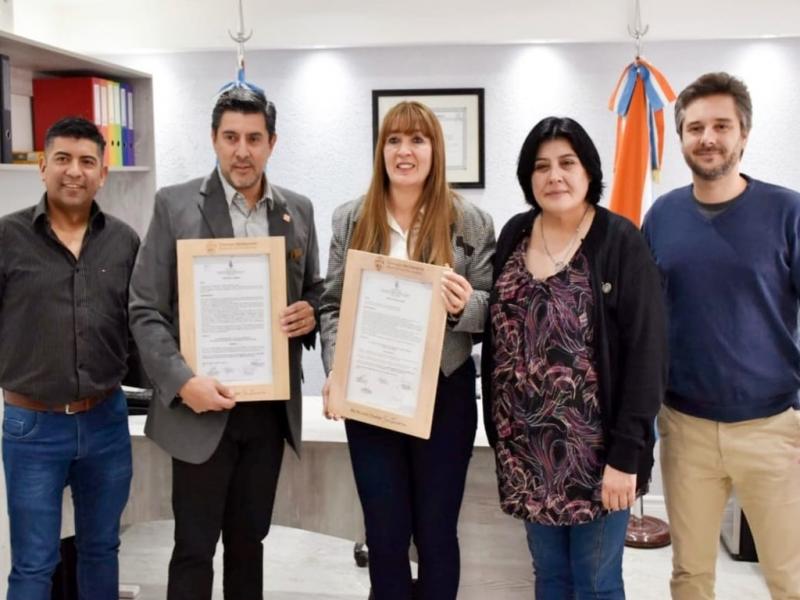 Los Concejales del bloque Forja-Todos, Javier Calisaya, Miriam Mora y Diego Lassalle, hicieron entrega de la declaración de Interés a Daniel Facio, y a Gladys Vizzozzero. 