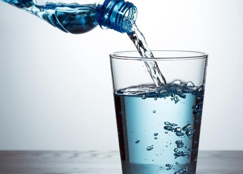El agua es el principal componente de nuestro organismo y es necesaria para todos sus procesos, así como para prevenir muchas enfermedades.