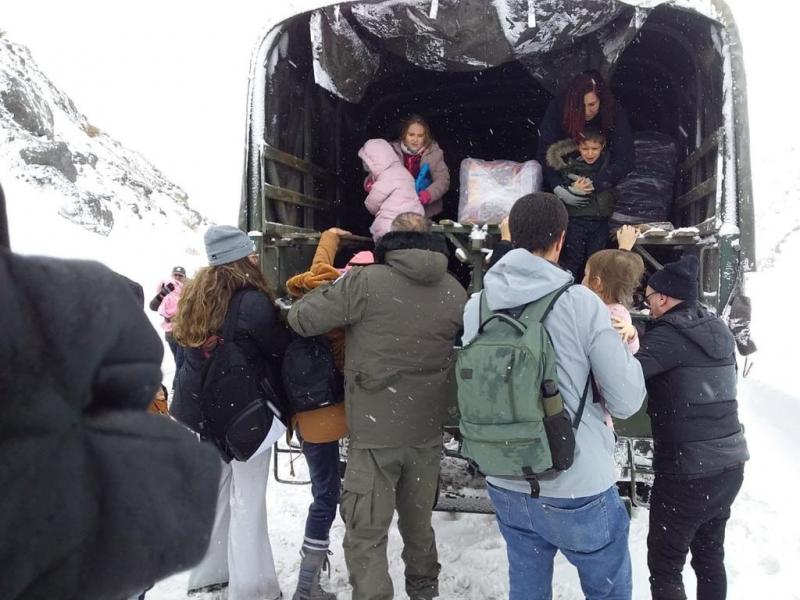 Gendarmera, Ejrcito, Polica de Mendoza y personal de la Municipalidad de Las Heras trabajaron en un comit de crisis para asistir a quienes permanecen en sus autos.