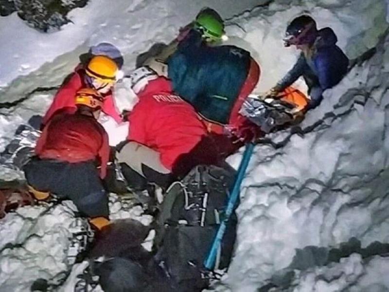 Desde Comisin de Auxilio reforzaron el concepto de que si estn planificando salir a caminar en nieve virgen en esta poca del ao lo hagan llevando el equipo de arva, pala y sonda cada integrante del grupo. 