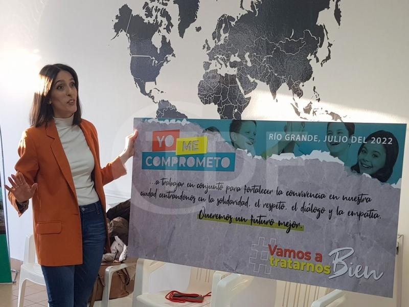 Natalia Jaez, junto a otros colaboradores del Instituto lleg a ms de 30 espacios entre colegios, comercios, instituciones y organizaciones de distintos sectores y colores que hoy estn promoviendo la campaa.