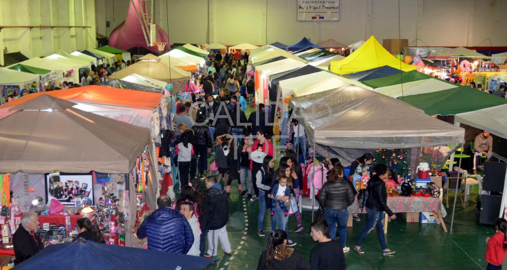 Miles de vecinos transitaron por la nueva edicin Expo Mercado Central que fue impulsado por el partido poltico Fuerza Justa y cont con un fuerte apoyo del Gobierno de la provincia y de la Cooperativa Elctrica. 