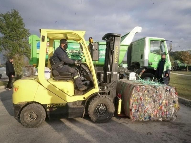 “Con este nuevo financiamiento seguiremos con la construcción de plantas de tratamiento de residuos y continuaremos con la entrega de equipamiento y maquinaria a los distintos municipios de todo el país”, indicó Juan Cabandié. 