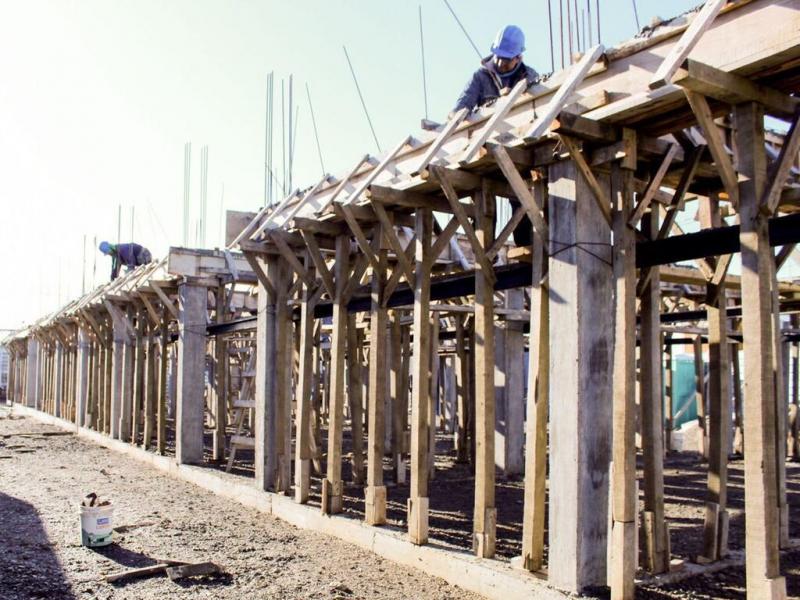 La obra de las 54 viviendas en el barrio Malvinas Argentinas, est dividida en tres renglones y contempla obras complementarias e infraestructura de edificios de 6 departamentos de 2 dormitorios.