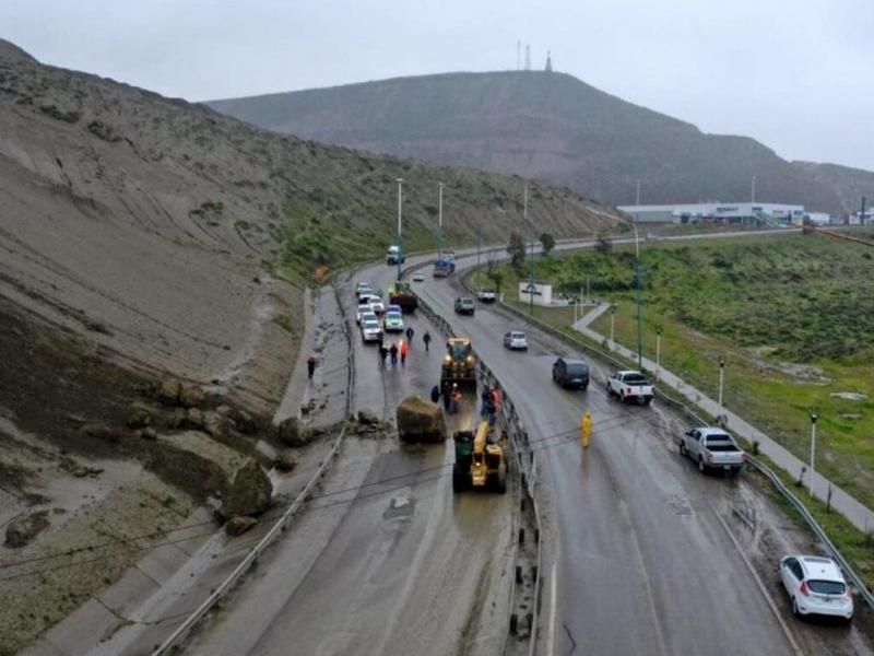 El efecto del agua provoc el desprendimiento desde la parte alta, en la saliente rocosa, donde hay elementos que al estar fracturados y apoyados sobre un terreno arcilloso, cuando ste ablanda provoca los desprendimientos, indic Nstor Hirtz.