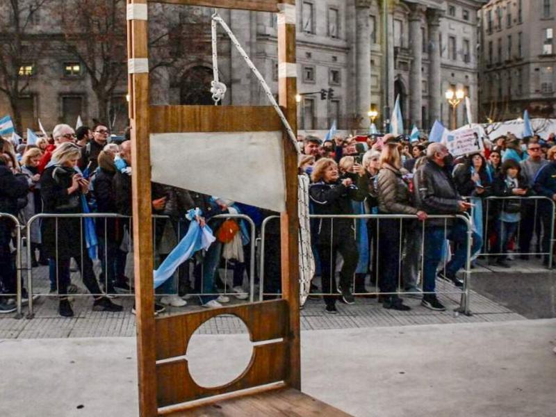 La agrupacin Revolucin Federal, de extrema derecha, organiz distintas marchas y escraches en contra del Gobierno que fueron convocadas a travs de las redes sociales.