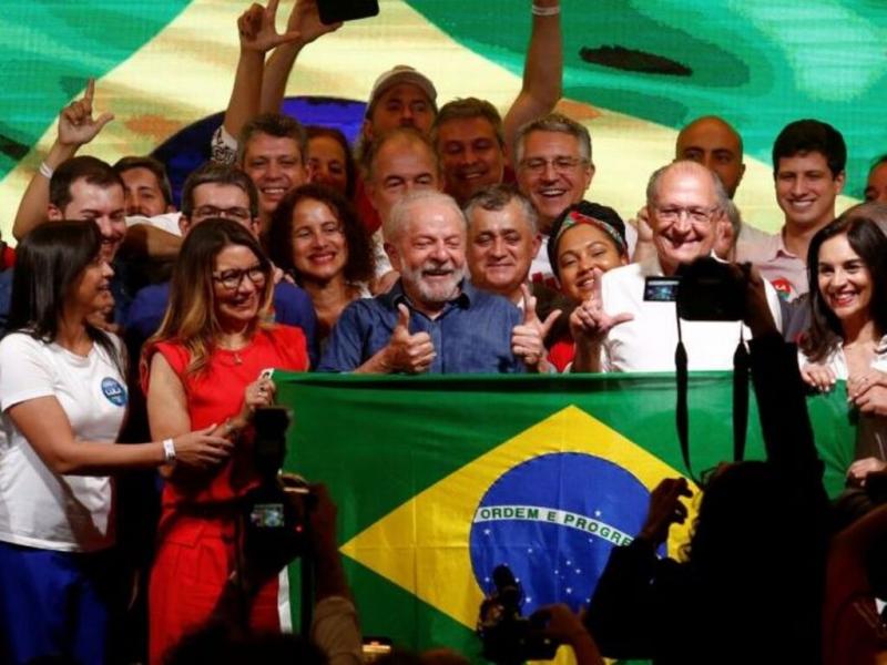 La jornada electoral fue agnica pues ambos candidatos se mantuvieron codo a codo durante todo el escrutinio. La diferencia en votos es de 1,9 millones a favor de Lula, para un total de 156 millones de electores.