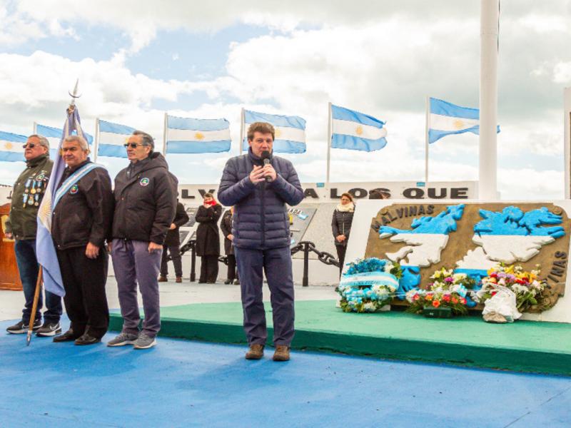 “Los argentinos aprendimos hacia dónde queremos ir y no volver hacia atrás en la entrega de soberanía como lo fue el acuerdo Foradori-Duncan”, resaltó el Gobernador de Tierra del Fuego, Gustavo Melella. 