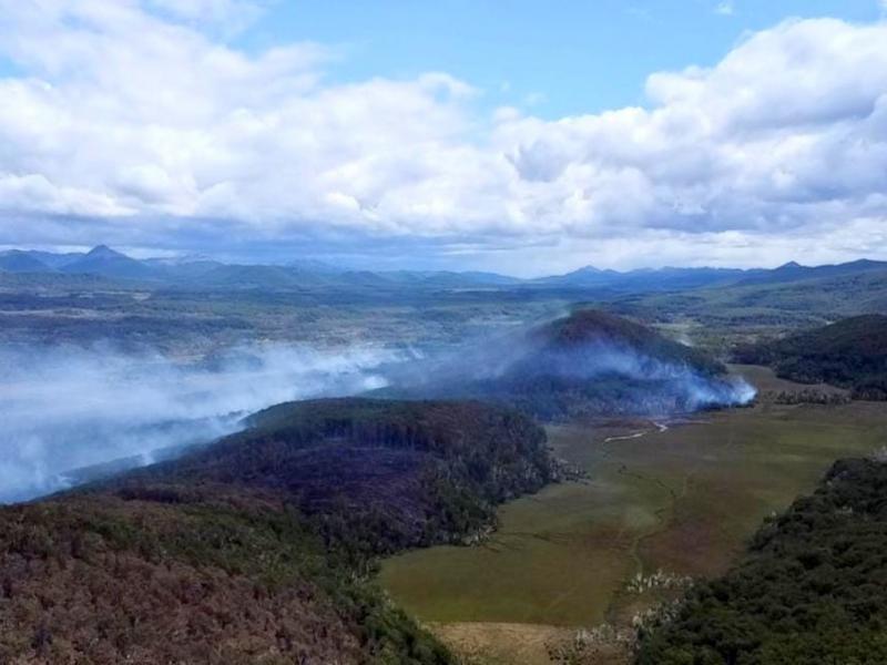 El Ministerio de Ambiente y Desarrollo Sostenible de Nacin dispuso el traslado de un avin hidrante y dos helicpteros con helibalde pertenecientes al Servicio Nacional Manejo del Fuego, para combatir el incendio en cercanas de Tolhuin.