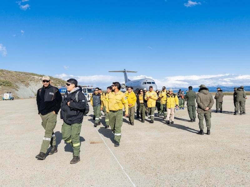 La llegada de los 30 brigadistas, personal tcnico y logstico, y equipamiento de combate, se concret este domingo con el arribo del Avin TC-53 de la Fuerza Area Argentina.