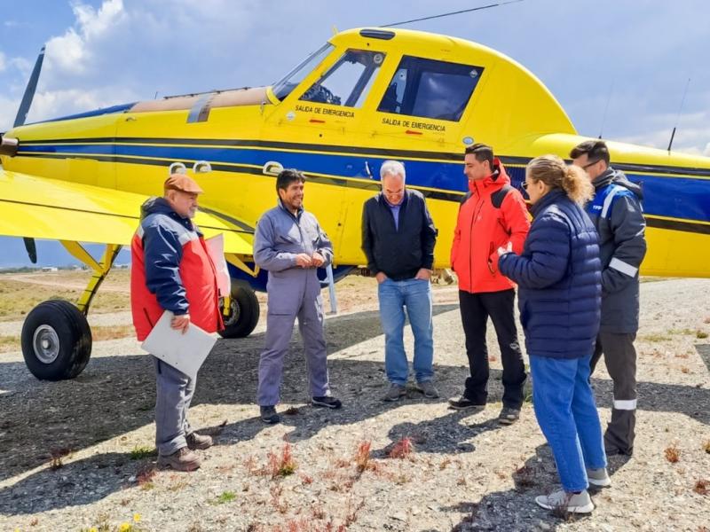 Se trata de un avin hidrante y un helicptero helibalde. Este recurso areo permitir abordar el foco del incendio por aire, en la medida que las condiciones climticas lo permitan.