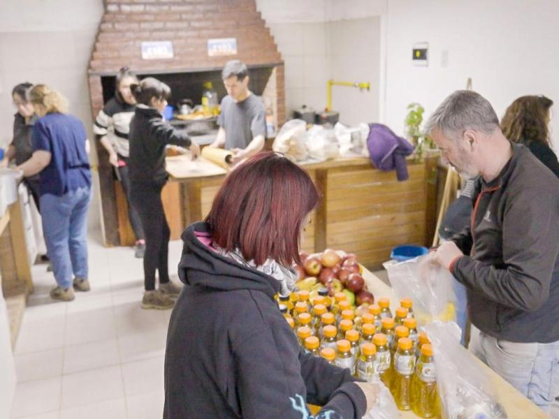 Se defini una logstica de abastecimiento en dos puntos en los campamentos, uno en la cocina de Estancia Carmen y otro en el puesto de guardaparques detrs de la reserva, coment el Subsecretario de Coordinacin Territorial, Pablo Villena.