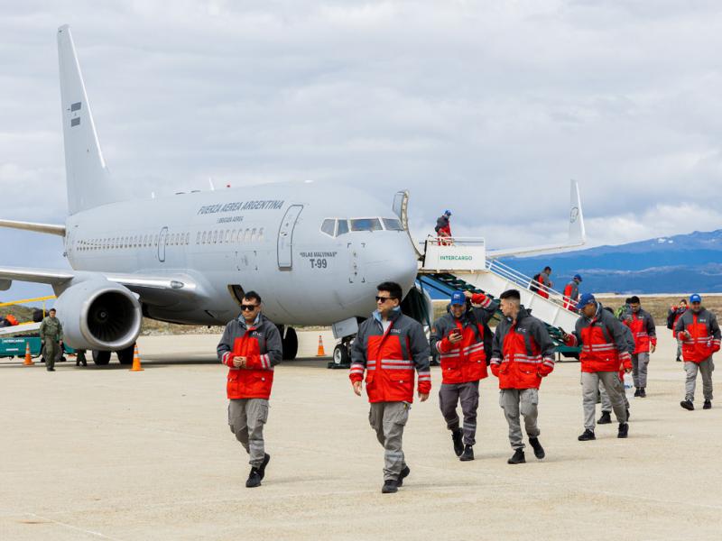 Los brigadistas vienen de la provincia de Crdoba y de la brigada del Plan Nacional de Manejo del Fuego de San Luis. La decisin surge como consecuencia de la ventana climtica y que permitir atacar directamente el incendio forestal.