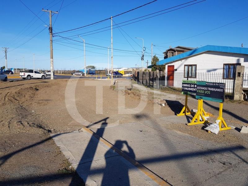 La calle Islas Malvinas, en el sector de circulacin oeste-este, en su empalme con la Avenida San Martn, est sin asfaltar y cerrada a la circulacin vehicular desde hace varios meses.