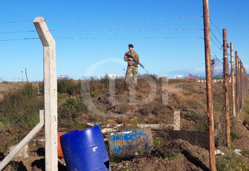 La fotografa es contundente en cuanto a la actitud del soldado dispuesto en ese lugar: arma de guerra empuada en sus manos observando a la gente que a los pocos metros festejaba el triunfo de Argentina ante Croacia.