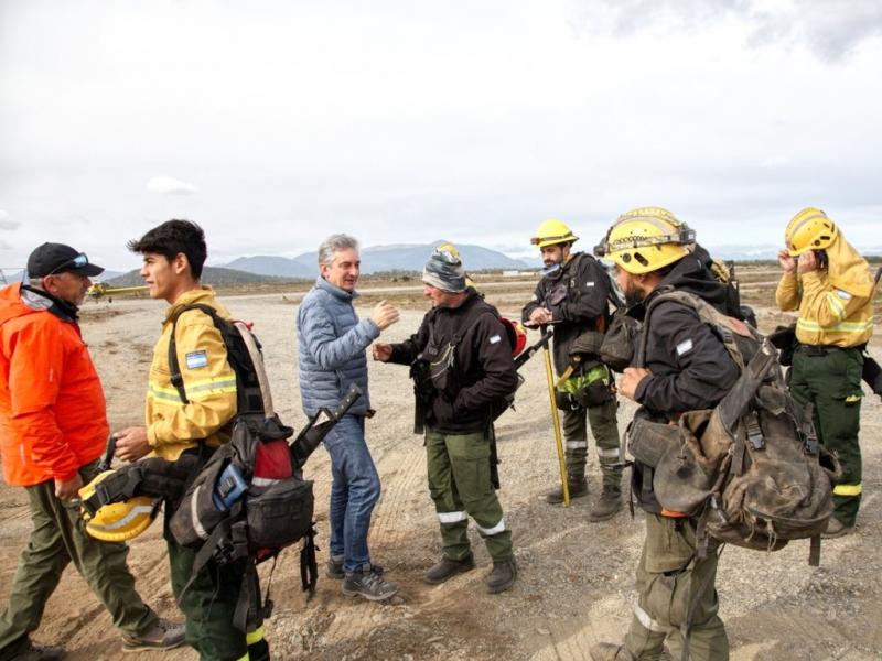 El Viceministro de Ambiente y el Gobernador de Tierra del Fuego supervisaron el trabajo que llevan a cabo 85 brigadistas y 5 medios areos para combatir los focos gneos activos en esa zona de la provincia patagnica.