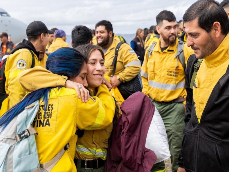 Hace dos das ha bajado la intensidad del fuego, no hemos tenido el avance que haba habido hasta ahora. Se mantienen tareas en el permetro para detectar posibles puntos calientes, detall la Coordinadora Regional Patagnica del SNMF, Carolina Jurez.