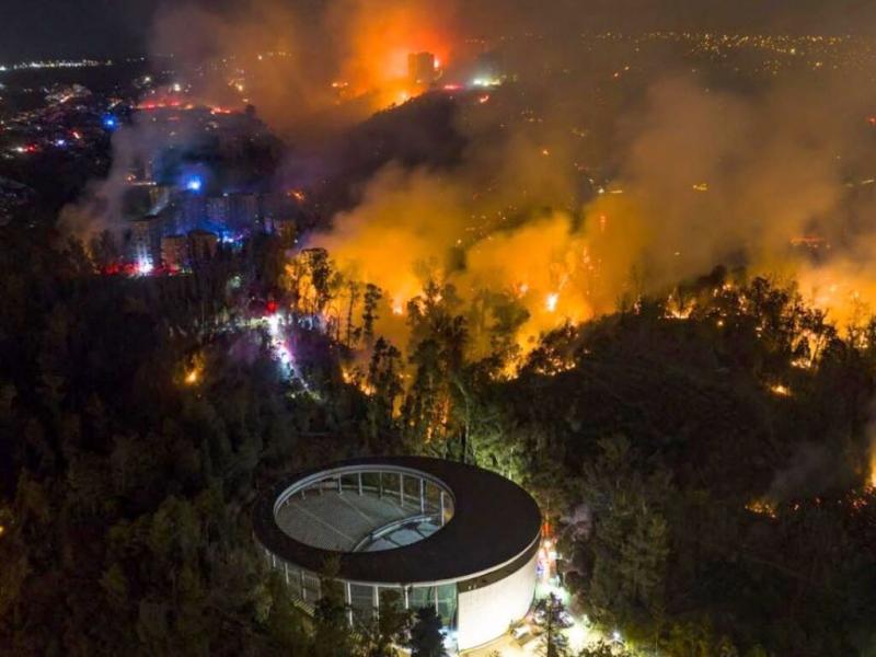 Presuntamente todo comenz en un asentamiento irregular, en los sectores altos de casas de materiales ligeros que prenden rpidamente, y en cerros en los que en muchas ocasiones hay basura inflamable.