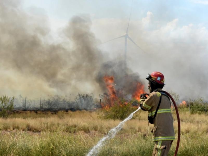 El incendio se desat a unos 20 kilmetros al norte de Trelew. Personal policial y Seguridad Vial debieron cortar la circulacin vehicular porque el fuego traspasaba la ruta nacional N 3 de un lado a otro.