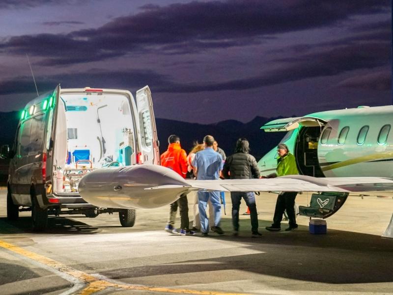 Se contrató un vuelo sanitario que buscó a la paciente en las Islas Malvinas y la transportó hacia la ciudad de Ushuaia donde fue atendida en un sanatorio local, por un equipo médico que la estaba esperando.