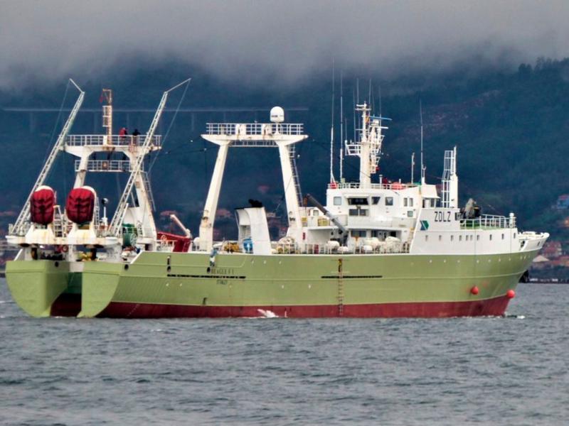 “La pesquería de calamar Loligo de aguas de Malvinas (Falklands) pasa por ser una de los mejores ejemplos de gestión pesquera del mundo, en la que colaboran el Gobierno y la propia flota”, señala el diario gallego Faro de Vigo.