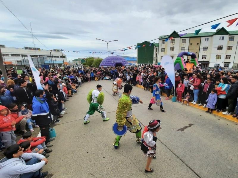 Los festejos de Carnaval llegan a nuestra ciudad y este domingo 5 de febrero ser el primero, a partir de las 15 horas, en el barrio Malvinas Argentinas. Ser en la interseccin de la calle Taparello entre Camilo Giamarini y Juan Flix Ruso.