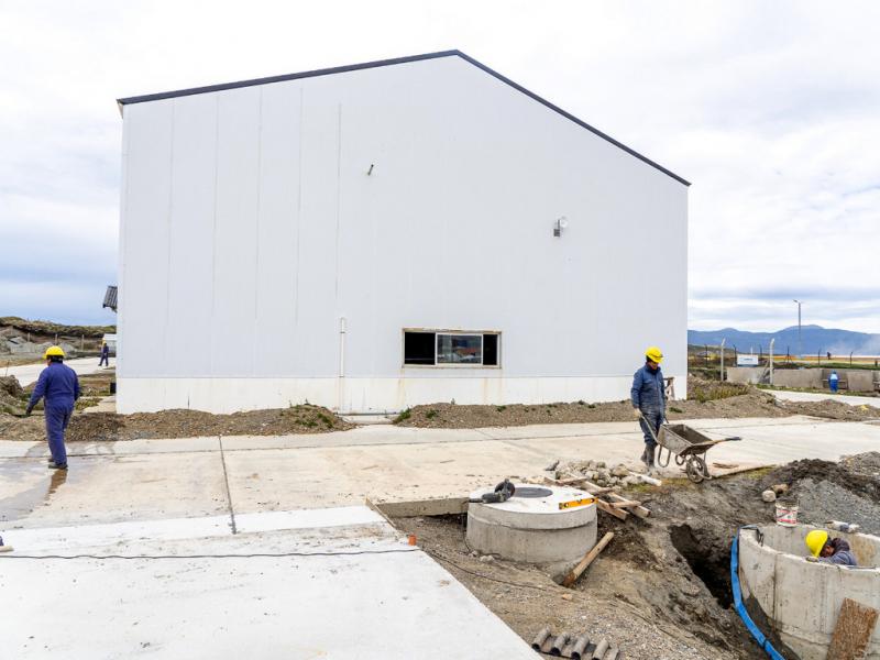 La obra tiene por objeto la construccin de un vaciadero de camiones atmosfricos y una playa de secado de materiales. Se encuentra en un 75% de avance y su culminacin est prevista para el mes de marzo de este ao.