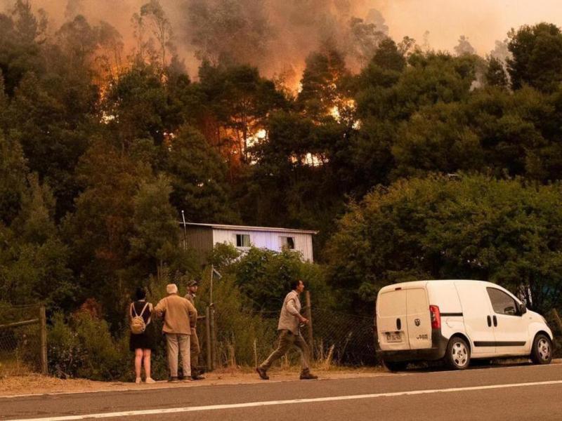 Argentina colabora con 64 brigadistas con camionetas de ataque rpido al fuego, kits de ataque, camin autobomba y el helicptero canadiense Boeing CH-47 Chinook para combatir los incendios en Chile.