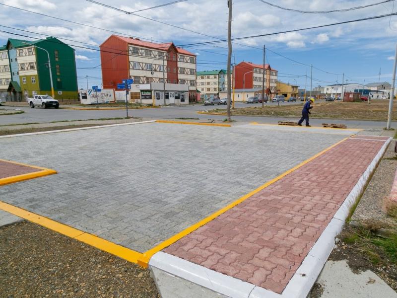 Se ha colocado ladrillo gris para identificar las zonas de detencin vehicular y rojo para el trnsito peatonal, e identificar claramente el sector pensado para caminar, coment Gabriela Castillo. 