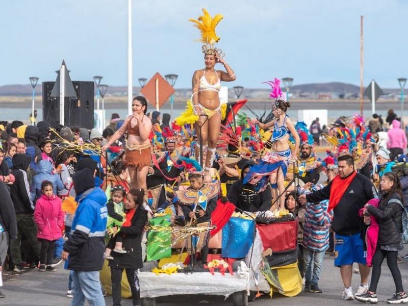 Tras los festejos en los barrios de la ciudad, el Municipio realiz el domingo el gran Carnaval Central en el Parque de los 100 Aos.