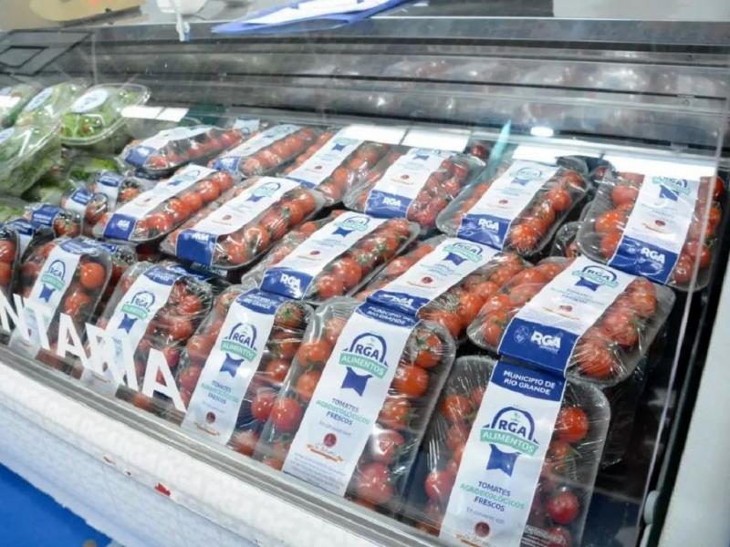 La feria Hecho en Ro Grande, cuenta con el lanzamiento en el rubro de hortalizas, bajo la marca RGA Alimentos, de tomates frescos agroecolgicos cosechados en el invernadero de la Misin Salesiana.