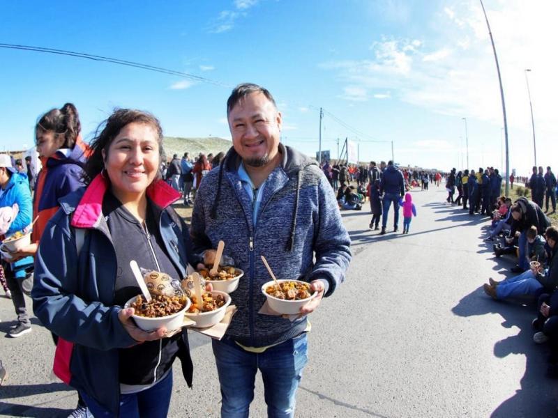 A travs de este encuentro y del compartir, el pueblo de Ro Grande homenajea a los veteranos para mantener viva la memoria sobre nuestras Islas Malvinas, resaltaron desde el Municipio de Ro Grande.