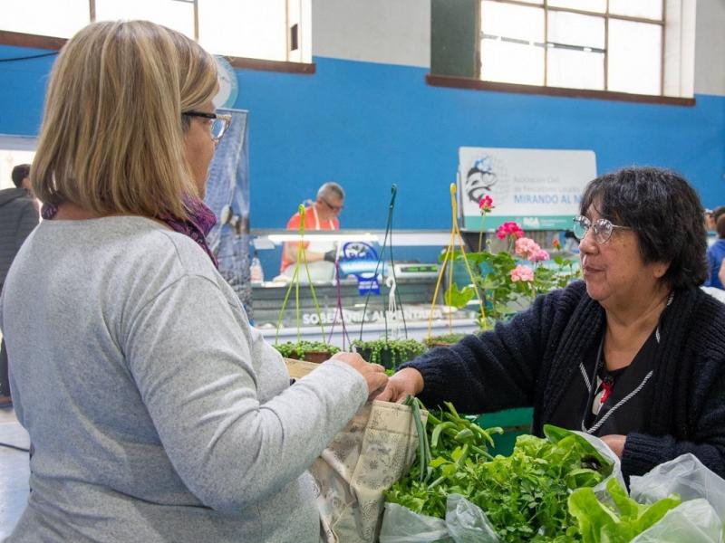 Se registr la venta de 5.700 kg. de verduras y frutas, 3.400 kg. de carne, 440 kg. en el rubro pollera. Adems se vendieron.700 docenas de huevos avcolas, y 750 kg. en pescadera.