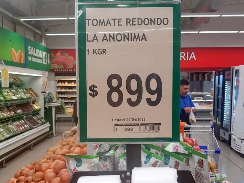 En el listado de precios de frutas y hortalizas que surgen del relevamiento realizado en el Mercado Central de Buenos Aires, el precio del tomate es de $260 el kilo hasta el 12 de abril 2023.