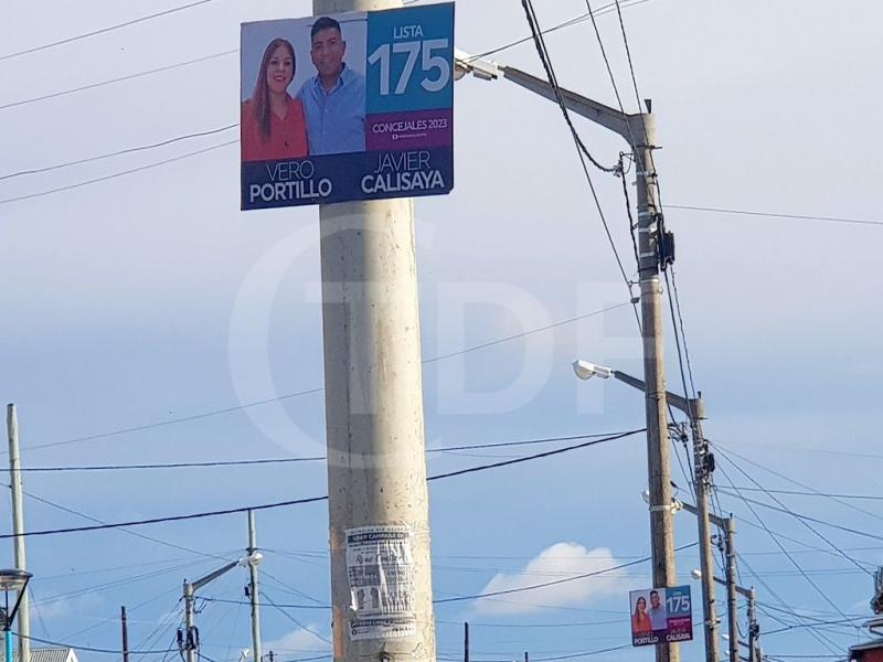 Los carteles a los que este medio hace referencia estn colocados en un tramo de la Avenida Pern, en columnas de alumbrado pblico, y mencionan Lista 175 Concejales 2023 Nuevo Encuentro Vero Portillo-Javier Calisaya.