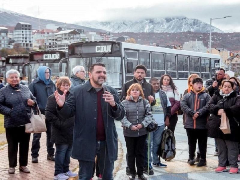 Hoy estamos llevando a casi 15 mil vecinos y vecinas, y cuando nos hicimos cargo del servicio haba solo 2.500 usuarios del colectivo, record Walter Vuoto.