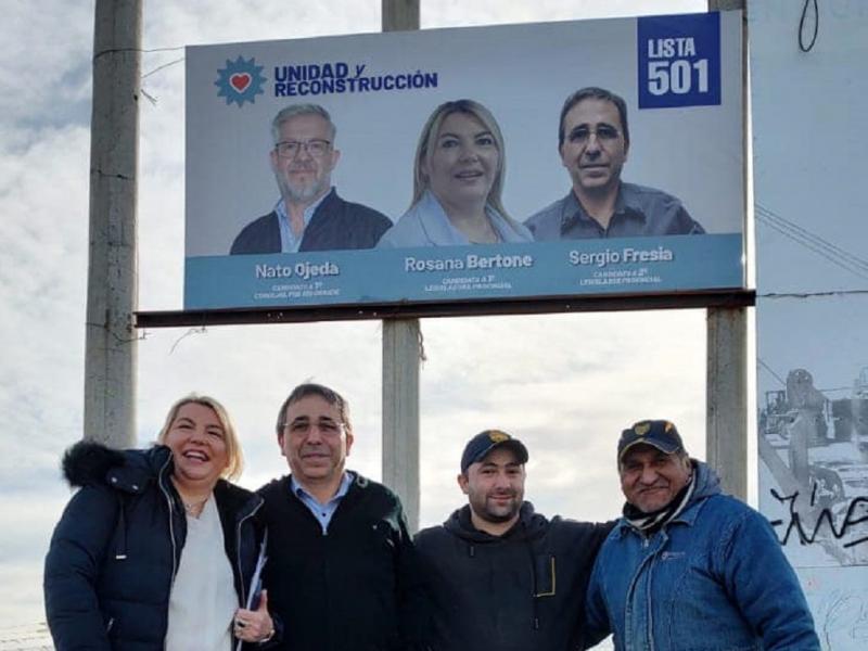 El cartel al que este medio hace referencia est colocado en columnas de alumbrado pblico en la zona de la Plaza de las Amricas, al costado de la Avenida San Martn en sentido sur-norte, y menciona Unidad y Reconstruccin Lista 501.