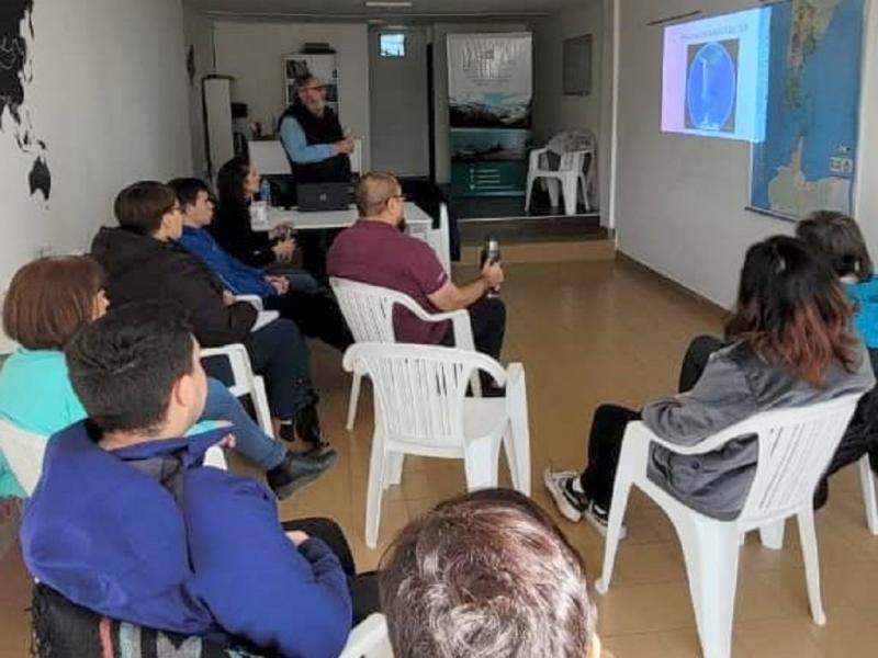 Luego del Conversatorio sobre Tierra del Fuego Zona Ssmica, Jorge Rabassa hizo entrega de parte de su coleccin de revistas y libros cientficos para la Biblioteca del Instituto.