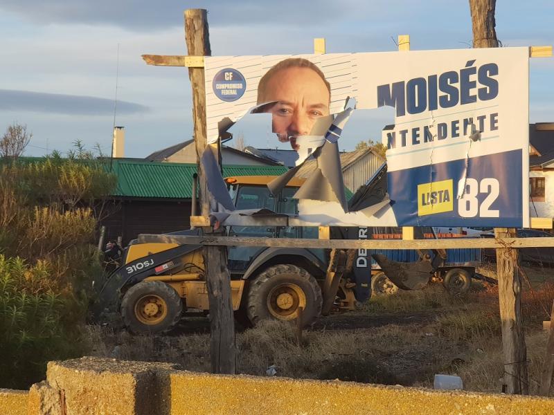 La accin fue dirigida absolutamente hacia la el candidato Moiss Solorza del partido Compromiso Federal Lista N 82, ya que al lado mismo de ese cartel, est colocado otro cartel de otra fuerza poltica, el cual no fue daado.